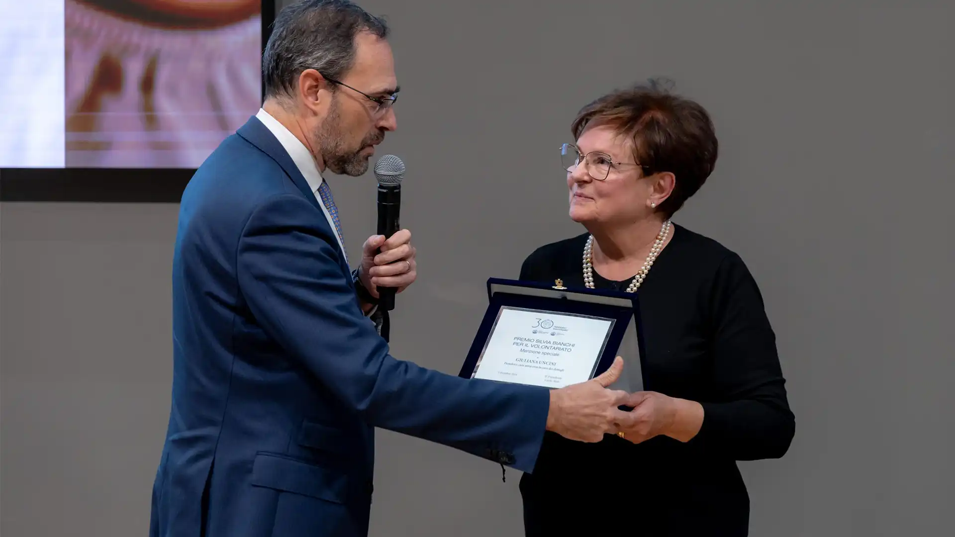 Menzione speciale del Premio Silvia Bianchi per il Volontariato consegnata a Giuliana Uncini durante la cerimonia di premiazione