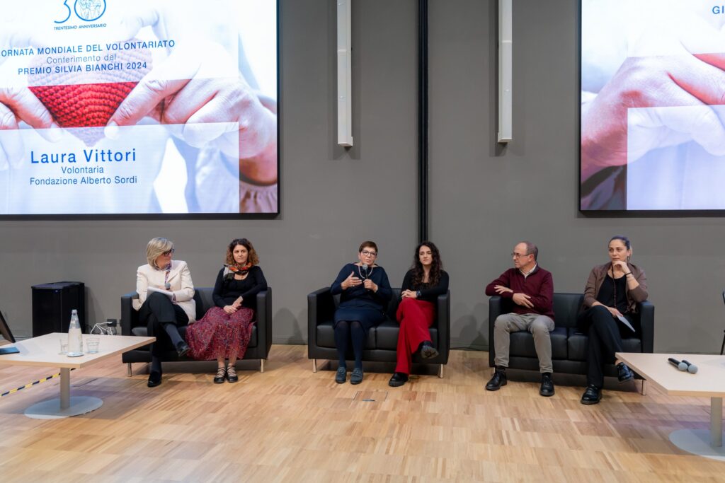Premio Silvia Bianchi per il Volontariato con i relatori e la volontaria Laura Vittori della Fondazione Alberto Sordi