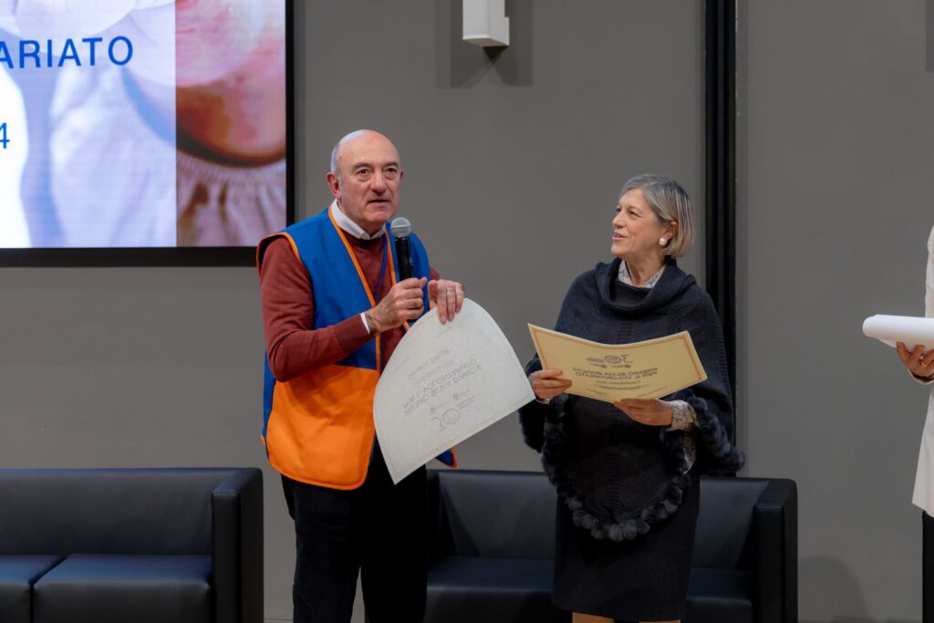 Consegna dell'attestato del Premio Silvia Bianchi per il Volontariato a una candidata durante la cerimonia